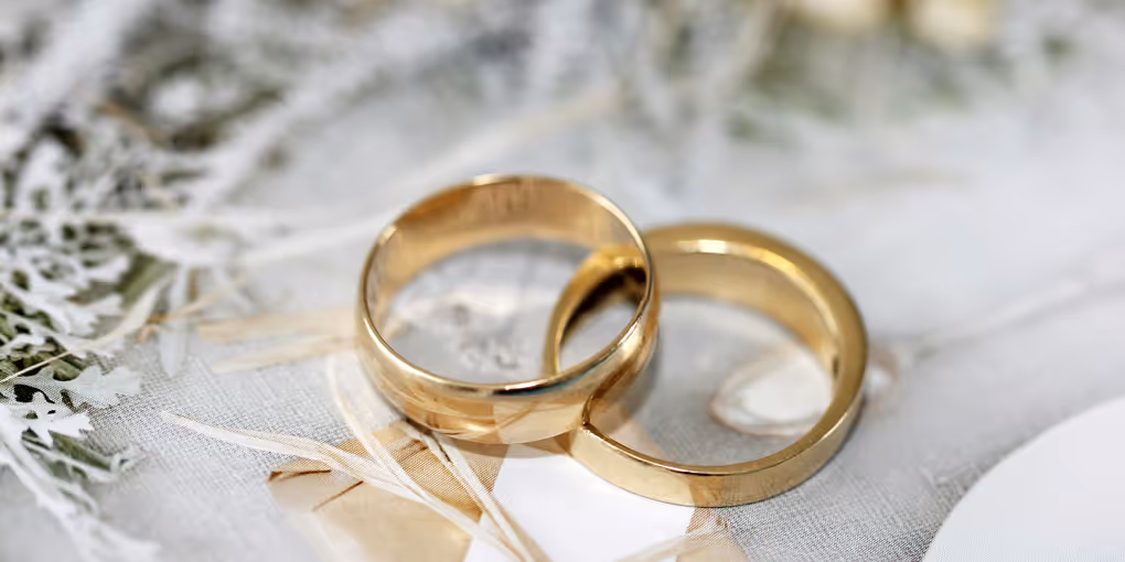 https://unsplash.com/photos/gold-wedding-band-on-white-textile-8vaQKYnawHw